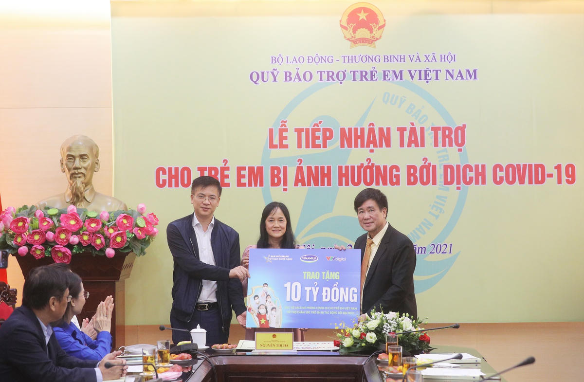 Năm 2021, Vinamilk đóng góp 10 tỷ đồng để góp vaccine cho trẻ em và hỗ trợ các em bị tác động bởi Covid-19 qua chiến dịch “Bạn khỏe mạnh, Việt Nam khỏe mạnh” 