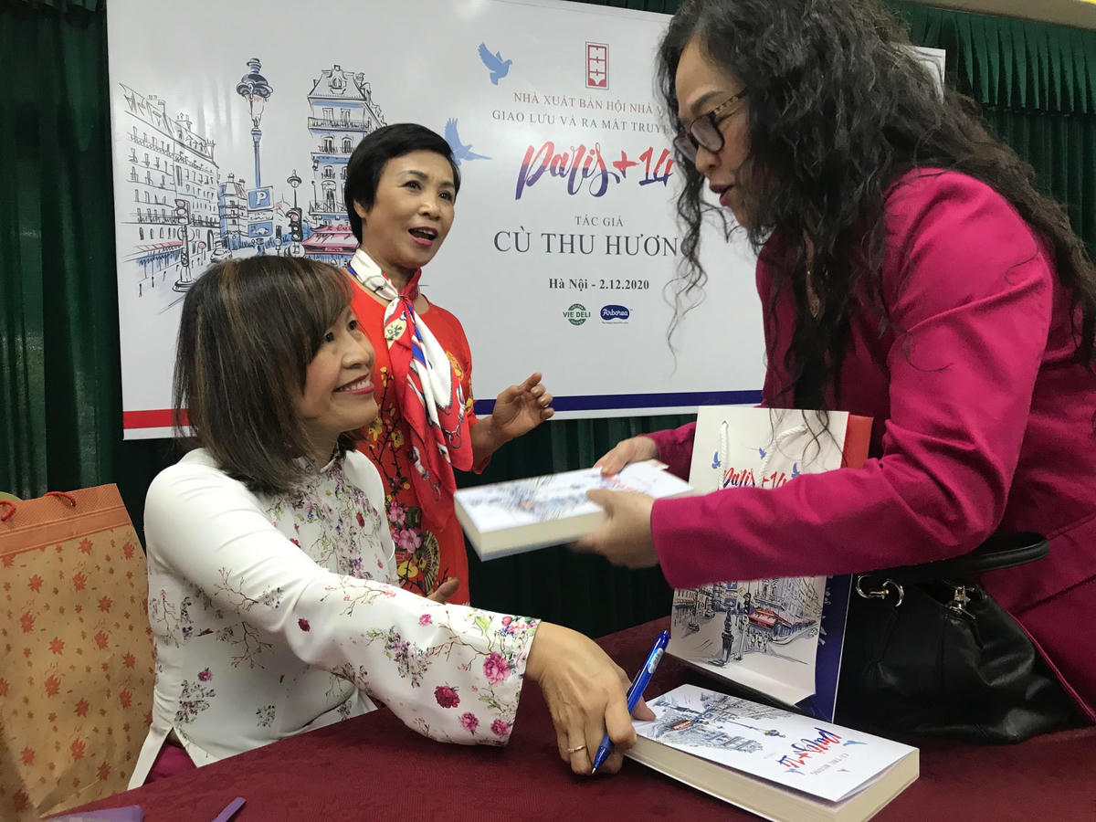 Tác giả Cù Thu Hương trong buổi giao lưu với bạn đọc ở Hà Nội.