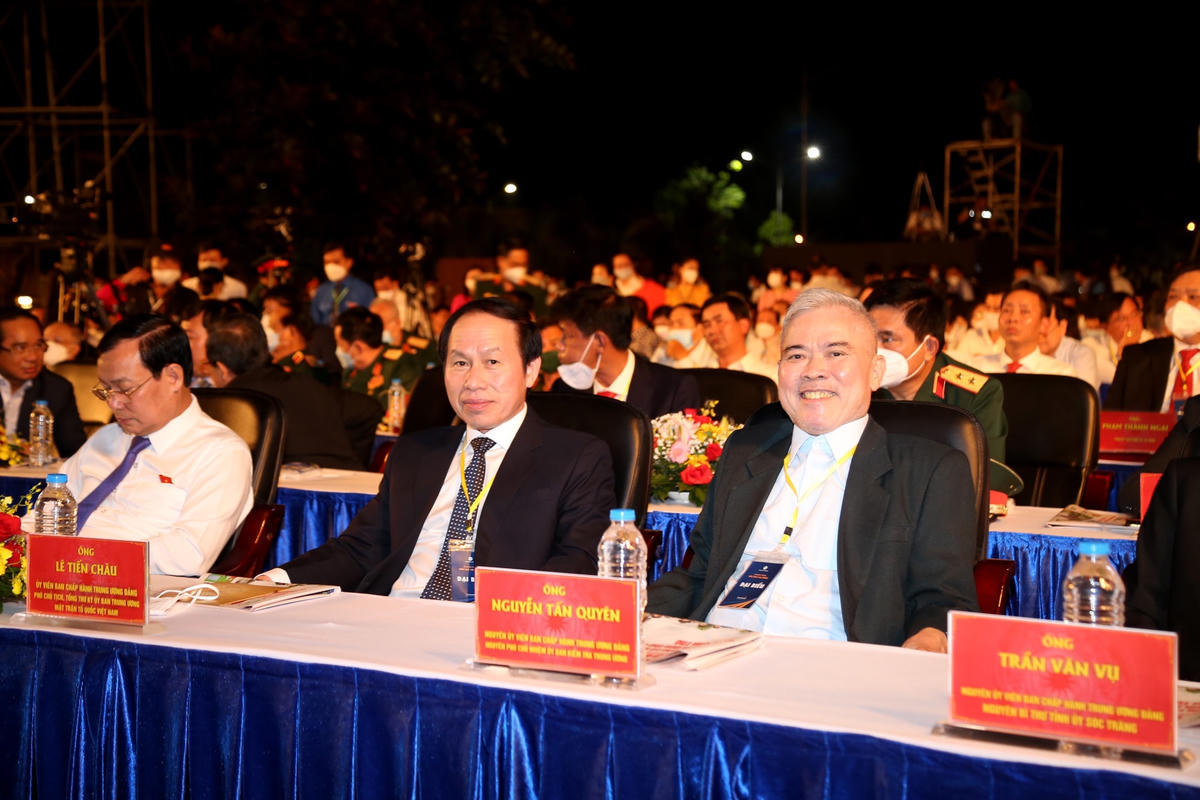 Phó Chủ tịch - Tổng Thư ký UBTƯ MTTQ Việt Nam Lê Tiến Châu và các đại biểu dự lễ khánh thành. 