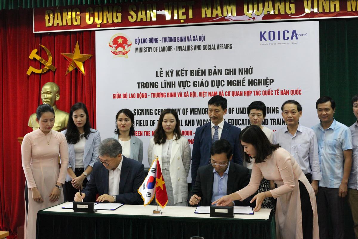 Ông Cho Han-Deog, Giám đốc quốc gia Văn phòng KOICA Việt Nam và ông Trương Anh Dũng, Tổng cục trưởng Tổng cục GDNN tại lễ ký kết (ảnh: Thiều Lý).