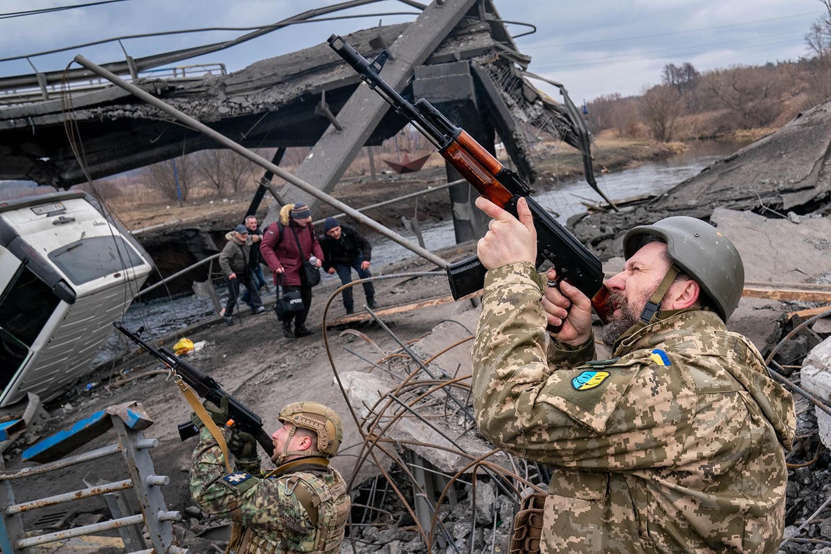 Binh sĩ Ukraine tại Irpin, ngoại ô thủ đô Kiev, Ukraine. Ảnh: CNN.