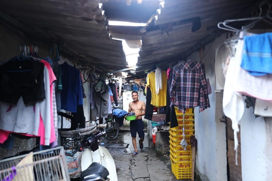 Khu nhà trọ Phúc Xá xập xệ của người lao động có thu nhập thấp lại càng trở nên oi bức trong những đợt nắng nóng. (Ảnh: Thành Đạt/TTXVN).