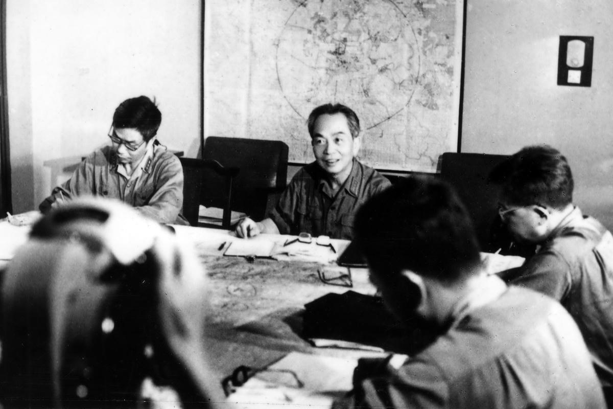 Đại tướng Võ Nguyên Giáp trao đổi với Tổ Trung tâm tại phòng làm việc, năm 1975.