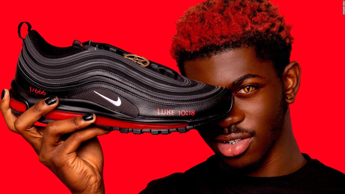‘Đôi giày của quỷ’ gây sốt một thời của Lil Nas X. Ảnh: CNN.