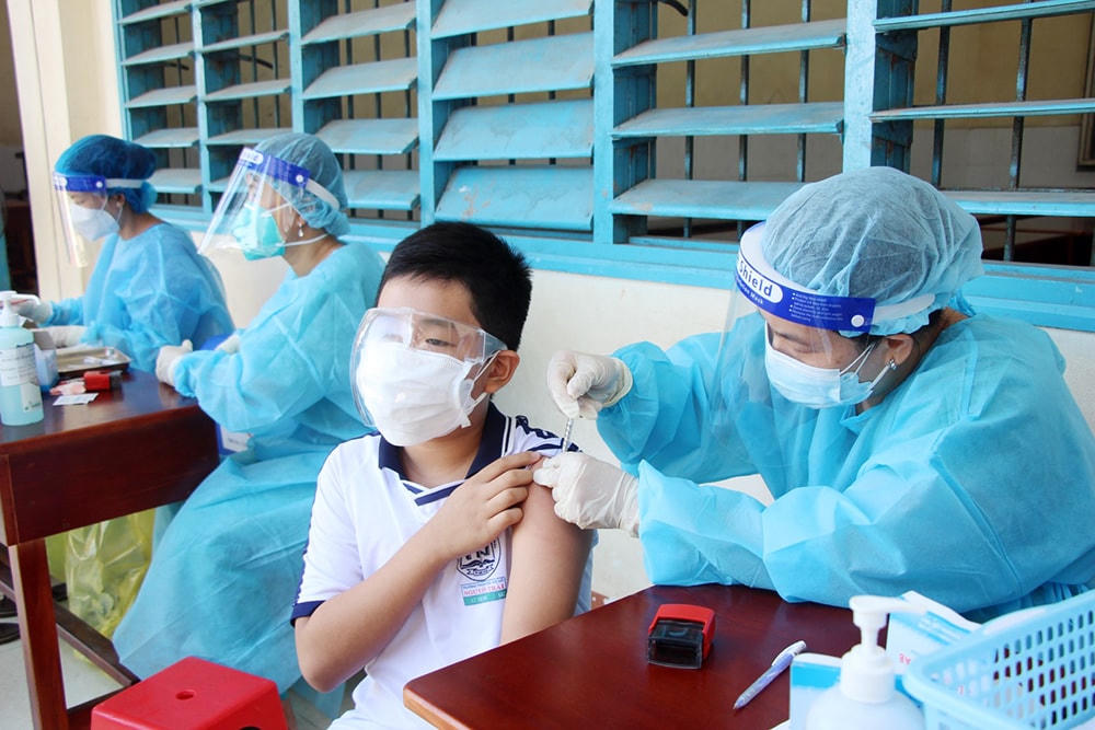 Tiêm vaccine cho trẻ em ở An Giang. Ảnh: Hạnh Châu