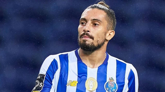 Man Utd cũng thông báo chiêu mộ thành công Alex Telles với giá 15 triệu euro. Hậu vệ người Brazil đã vượt qua bài kiểm tra y tế để ký vào bản hợp đồng có thời hạn 4 năm, kèm điều khoản gia hạn thêm 1 năm với "Quỷ đỏ".