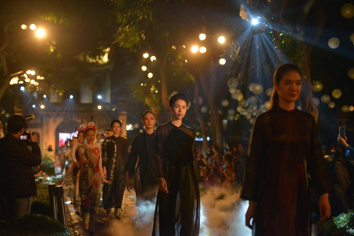 'Áo dài của chúng ta' rực sáng tại Văn Miếu