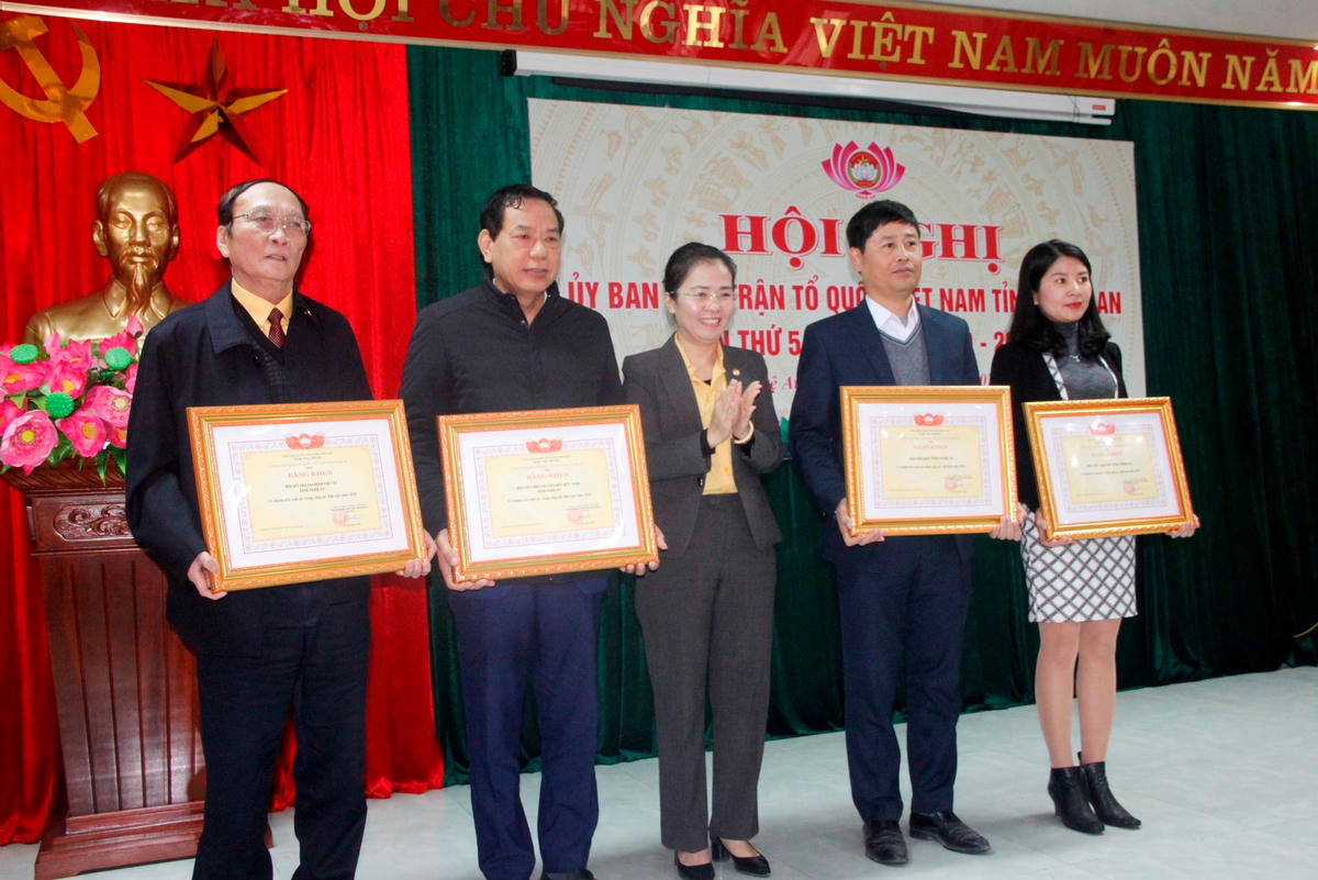 Trao Bằng khen của Ủy ban MTTQ tỉnh cho các tập thê, cá nhân có thành tích xuất sắc trong công tác Mặt trận năm 2020