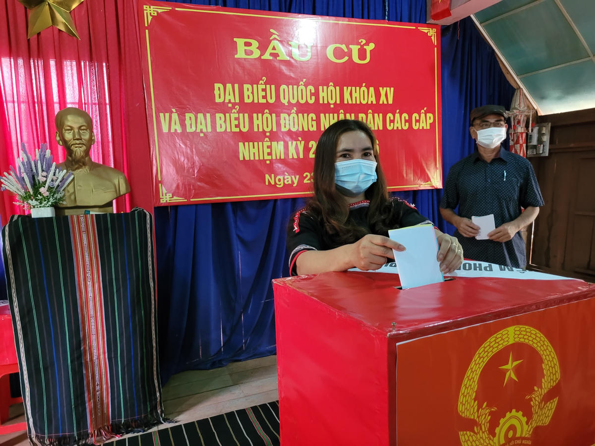 Cử tri đồng bào dân tộc thiểu số ở Đắk Lắk đang tiến hành bầu cử.