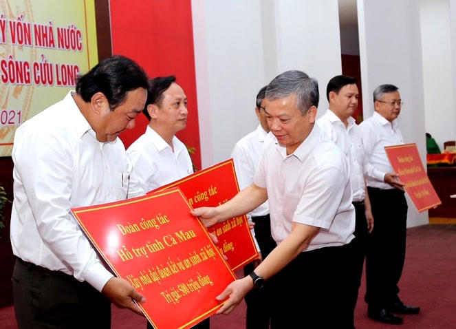 Doanh nghiệp trao tượng trưng nhà Đại đoàn kết cho các tỉnh, thành vùng ĐBSCL.