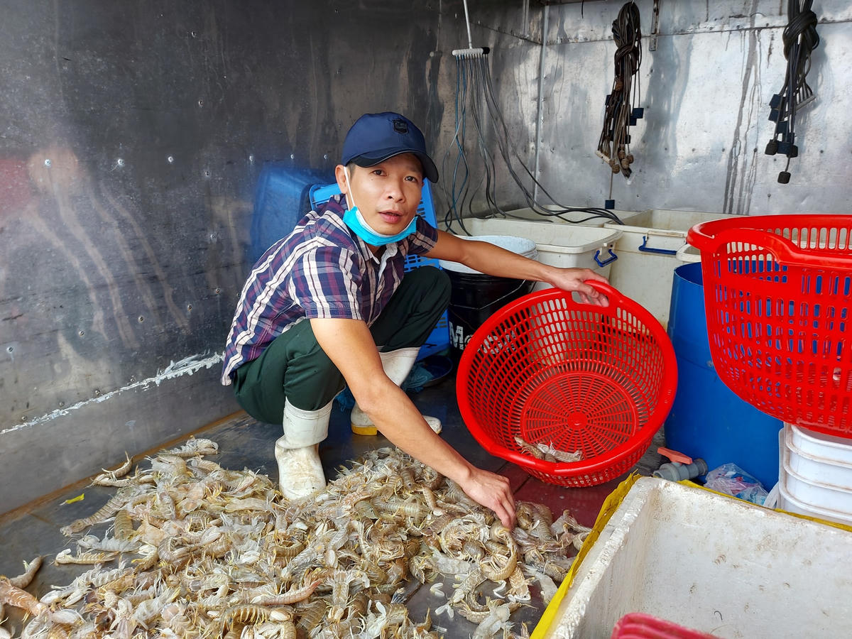 Anh Vũ Văn Thắng bức xúc vì bị yêu cầu thu nhiều khoản tiền vô lý.