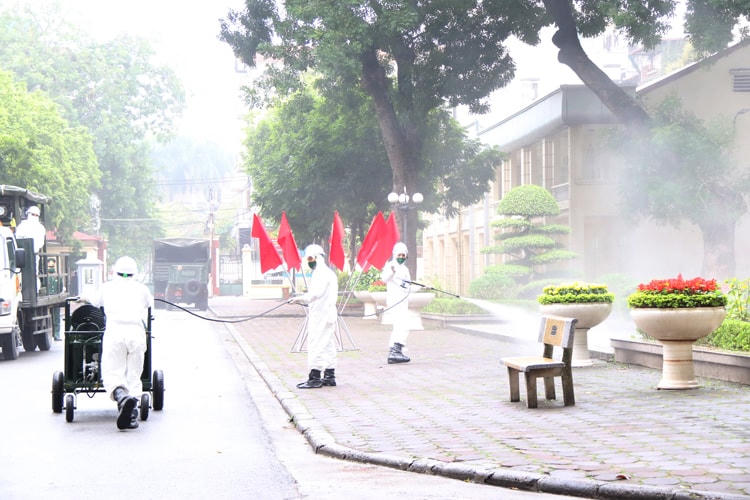 Sử dụng các trang thiết bị, khí tài chuyên dụng phun hóa chất khử khuẩn phòng dịch Covid-19 tại khuôn viên Học viện.