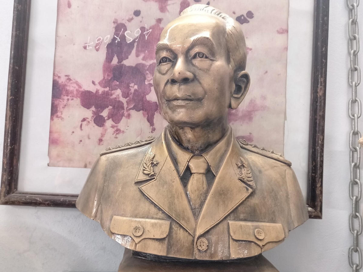 Tượng Đại tướng Võ Nguyên Giáp do Lê Duy Ứng điêu khắc.