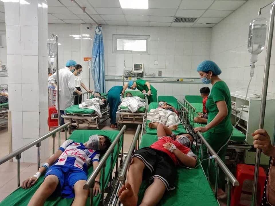 Các em được đưa đến bệnh viện để điều trị