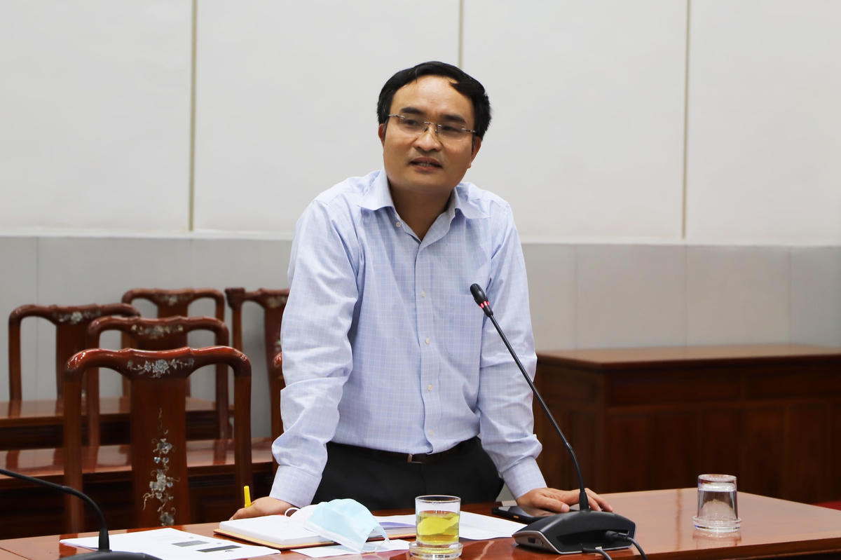 TS Lê Đình Tĩnh, Viện trưởng Viện Nghiên cứu chiến lược ngoại giao, Học viện Ngoại giao giải đáp các vấn đề thảo luận tại buổi sinh hoạt chuyên đề.