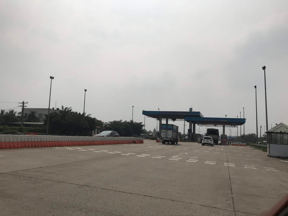 Trạm thu phí và giới hạn phương tiện ở nút giao Bến Lức (tỉnh Long An) bỏ hoang. Nhiều xe gắn máy tranh thủ di chuyển vào cao tốc ở nút này.