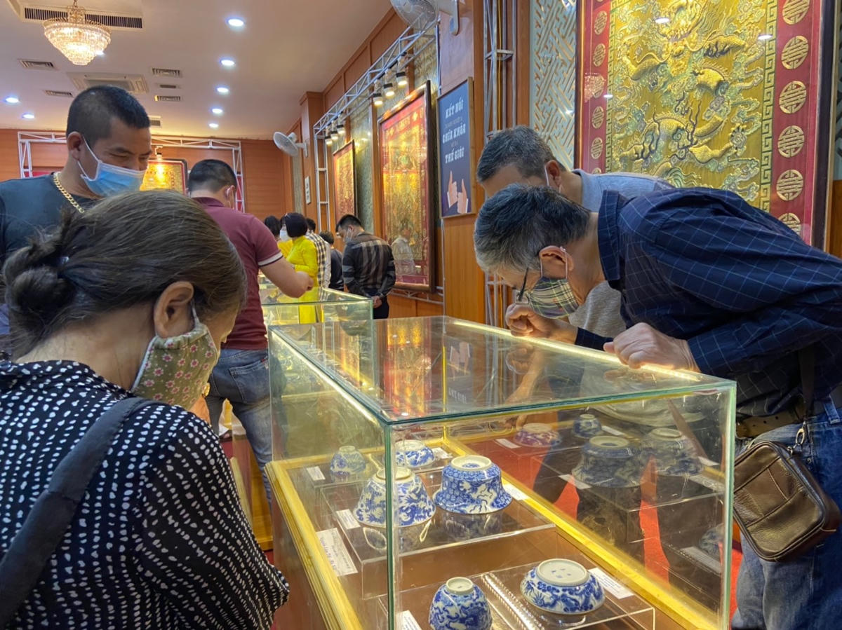 Khách tham quan triển lãm.