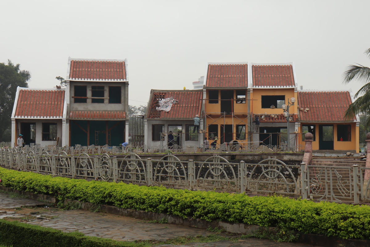 Hai dãy phố cổ Hội An được đầu tư hơn 11 tỷ đồng, hiện đã hoàn thành 1 dãy, còn 1 dãy đang được gấp rút hoàn thiện. Theo đại diện chủ đầu tư là UBND TP Hội An thì đến trước kỳ nghỉ lễ 30-4, 1-5, 2 dãy phố sẽ được hoàn tất để đưa vào sử dụng, kịp thời đáp ứng nhu cầu du lịch, check-in của người dân Thanh Hoá.