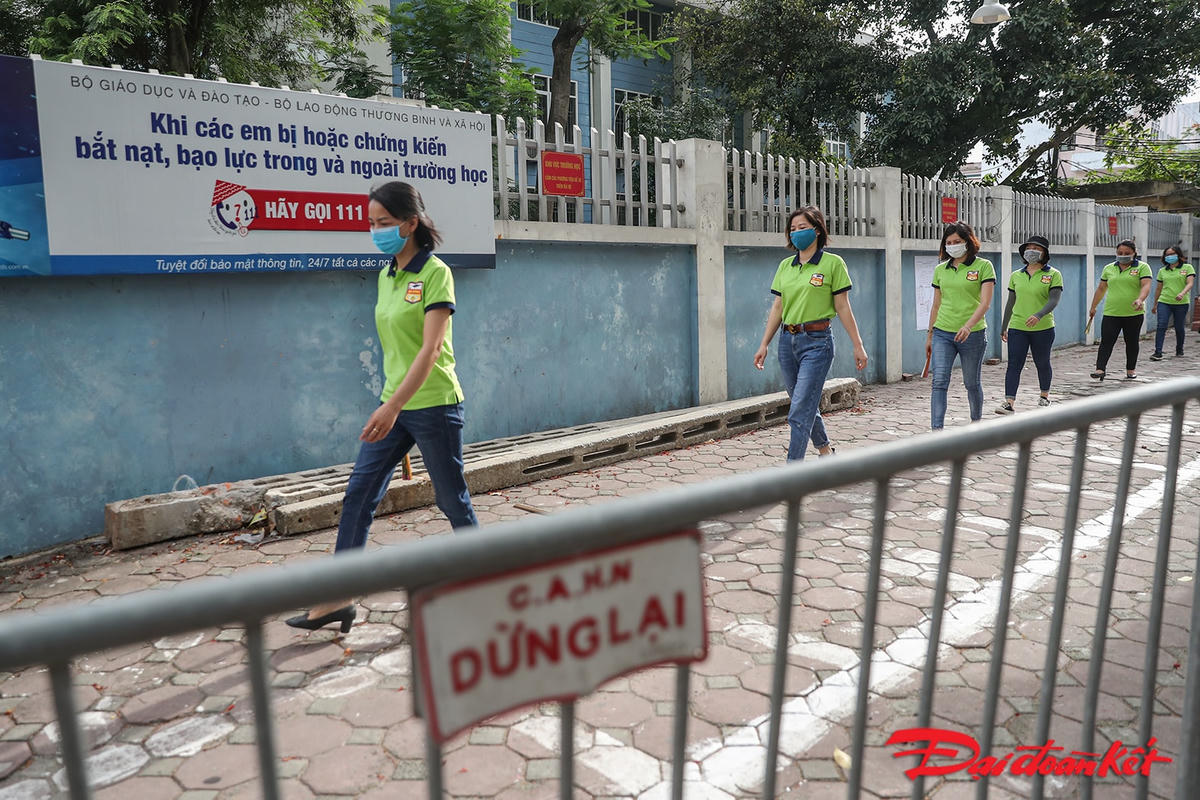 Khi phụ huynh đưa thí sinh các lực lượng được phân công sẽ tập trung hướng dẫn, vận động phụ huynh không đợi tại cổng trường. Phụ huynh có nhu cầu chờ thí sinh sẽ nhanh chóng di chuyển về điểm chờ (trong thời gian thi) nhằm tránh tụ tập đông người tại khu vực điểm thi. Khuyến khích phụ huynh về nhà để giảm quá tải cho bên ngoài điểm thi và các điểm chờ.