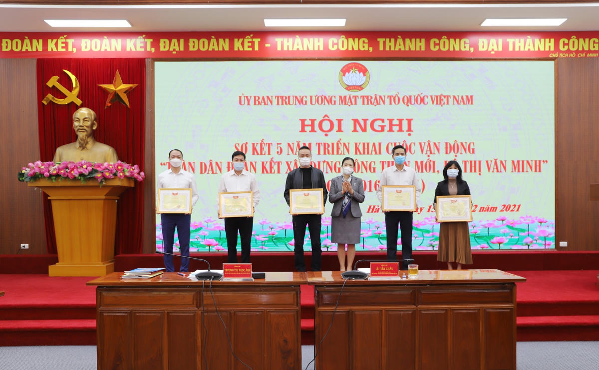Phó Chủ tịch Trương Thị Ngọc Ánh trao Bằng khen cho các cá nhân có thành tích xuất sắc.