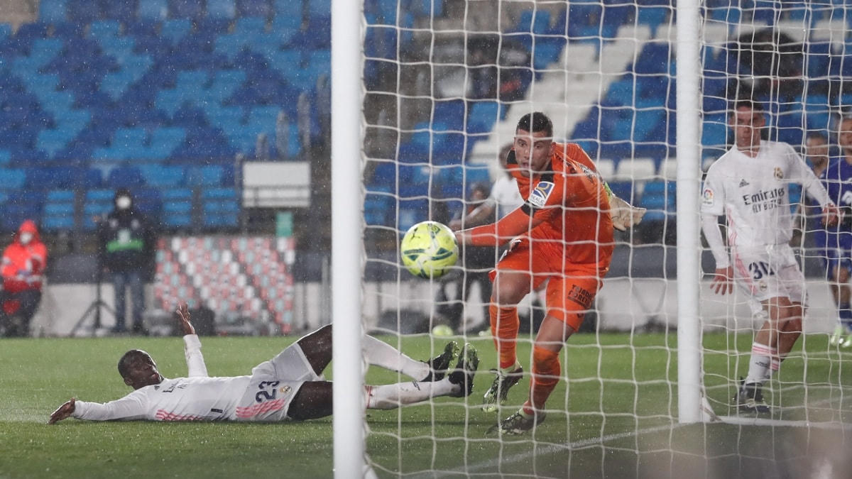 Mendy ấn định tỷ số 2-0. Ảnh: Getty.