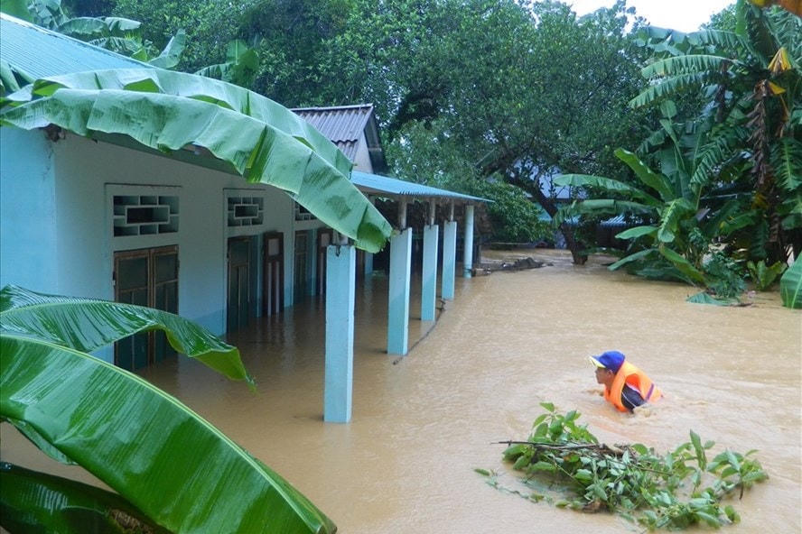 Nước lũ gây ngập nhà người dân ở huyện Cam Lộ. Ảnh: ĐN.