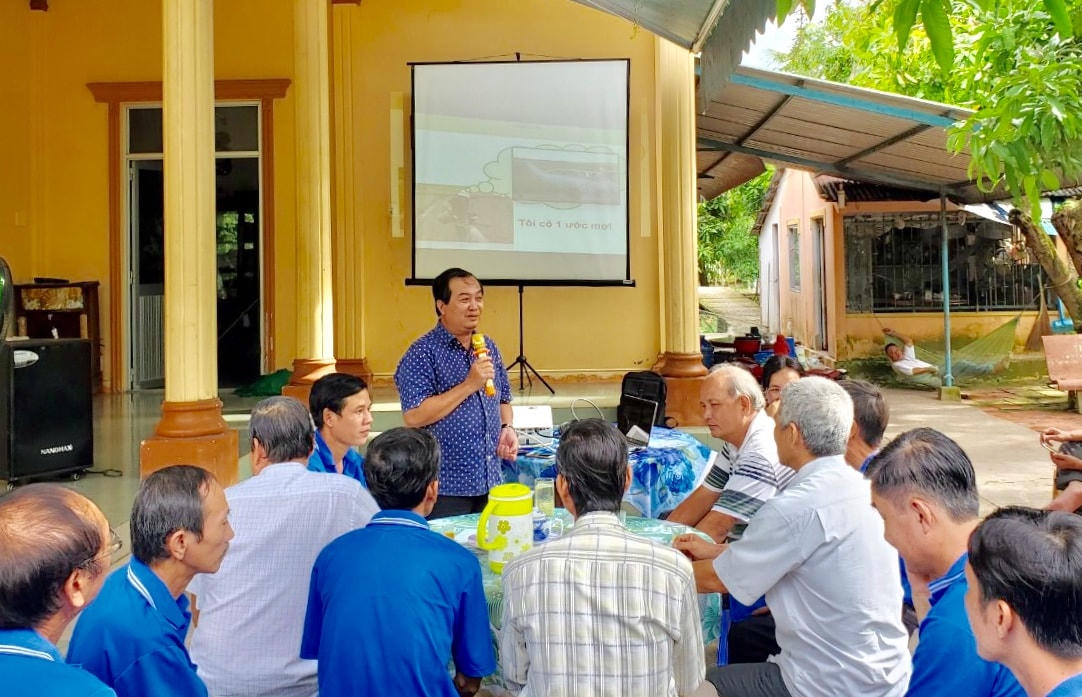 Ông Võ Hoàng Cương triển khai nội dung thí điểm mô hình tại xã Mỹ Xương, huyện Cao Lãnh với bà con nông dân chuyên canh xoài.