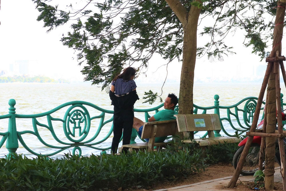 [ẢNH] Hà Nội: Người dân vẫn ‘vô tư’ tập thể dục, chụp ảnh không đeo khẩu trang ở Hồ Tây