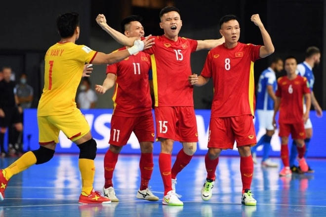 Đình Hùng ghi bàn danh dự cho tuyển Việt Nam trước Brazil.