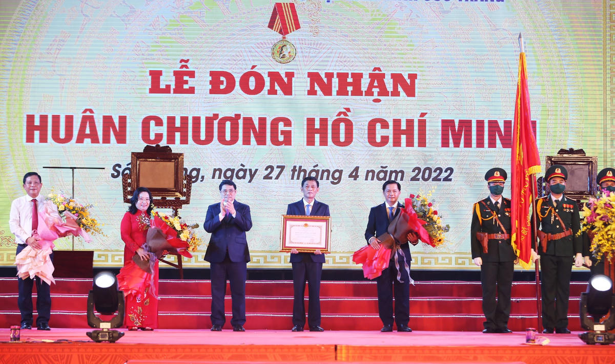 Thủ tướng Chính phủ Phạm Minh Chính trao Huân chương Hồ Chí Minh cho Đảng bộ, chính quyền, nhân dân tỉnh Sóc Trăng.