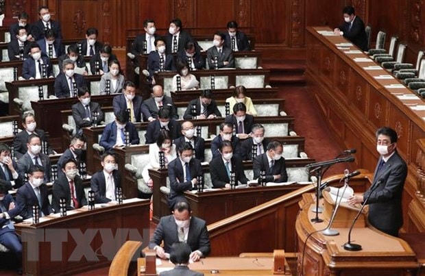 Thủ tướng Nhật Bản Shinzo Abe (phải) tại phiên họp Hạ viện ở Tokyo. (Ảnh: AFP/TTXVN).  