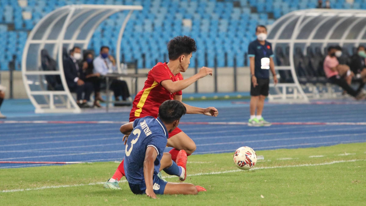 Tranh bóng quyết liệt. Ảnh: Bongdaplus.