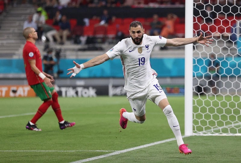 Benzema nâng tỉ số lên 2-1.