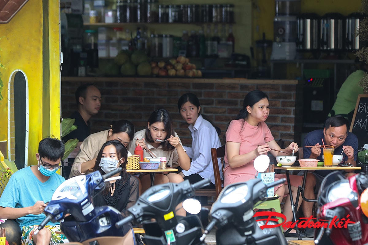 Nhưng vẫn còn những quán cà phê kèm ăn sáng chưa thực hiện đúng yêu cầu giãn cách của thành phố về phòng chống dịch Covid-19.