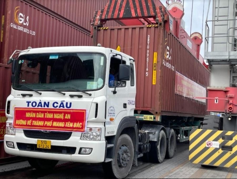 Hàng thiết yếu của Nghệ An hỗ trợ đồng bào TP.HCM được chuyển về từ cảng Bến Nghé (quận 7).