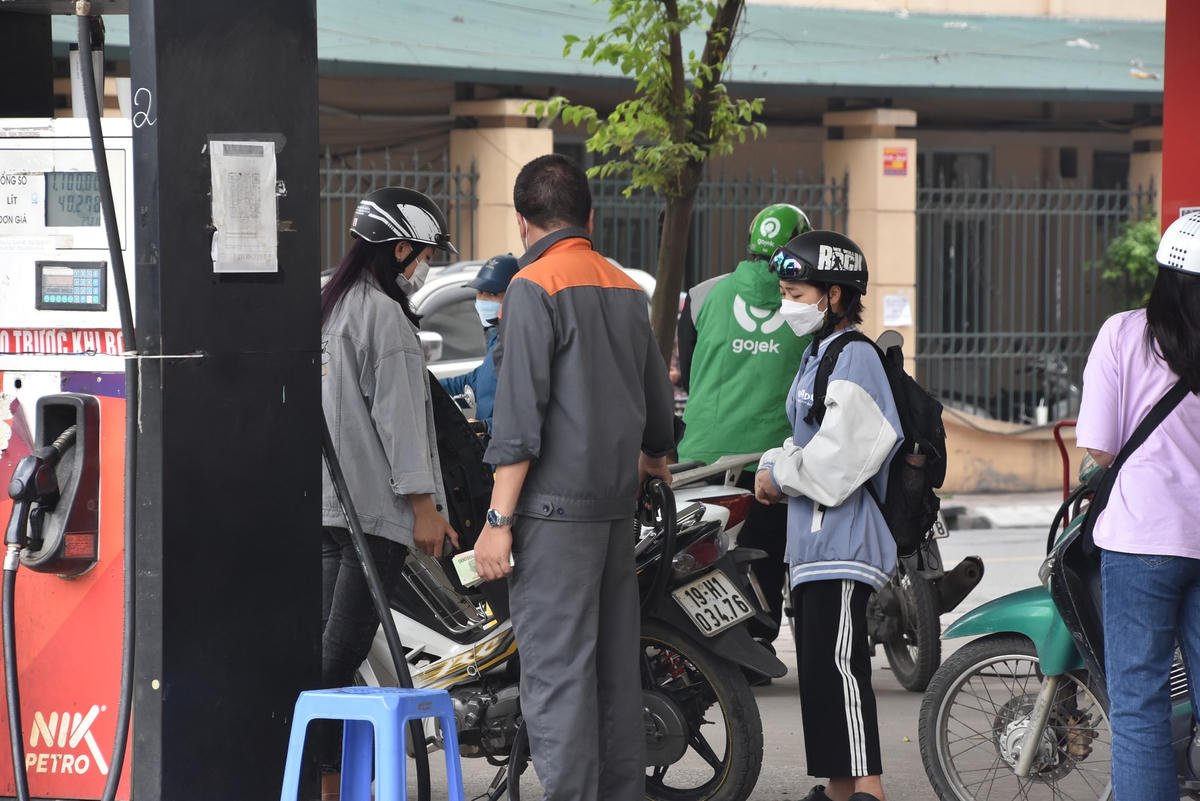 Nhiều người dân tranh thủ đổ xăng trước giờ điều chỉnh giá.