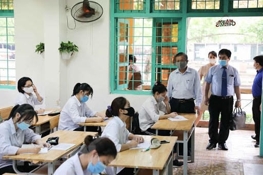 Kiểm tra an toàn phòng thi năm học 2020 tại trường THPT Đông Anh (Hà Nội).