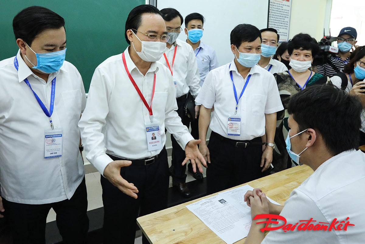 Bộ trưởng Phùng Xuân Nhạ kiểm tra điểm thi tốt nghiệp THPT 2020