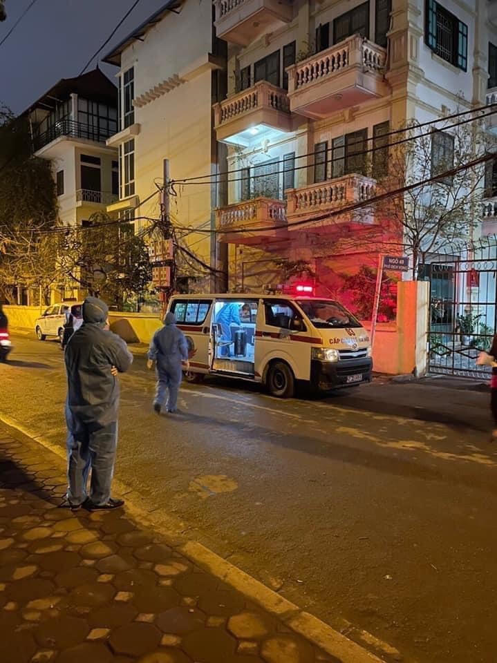 Lực lượng chức năng tiến hành các biện pháp phòng chống dịch ngay trong đêm 31/1. (Ảnh: Lan Anh).