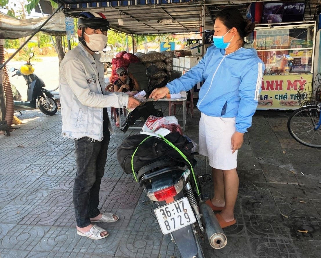 Người dân Nam Phước tặng xe máy cho anh Thuận (bên trái) để về quê.