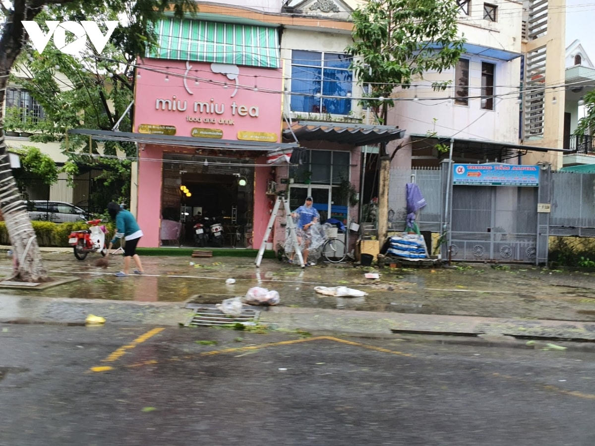 Người dân đang về nhà và tháo dỡ những dụng cụ gia cố cửa nẻo để trở lại nhịp sống bình thường.  