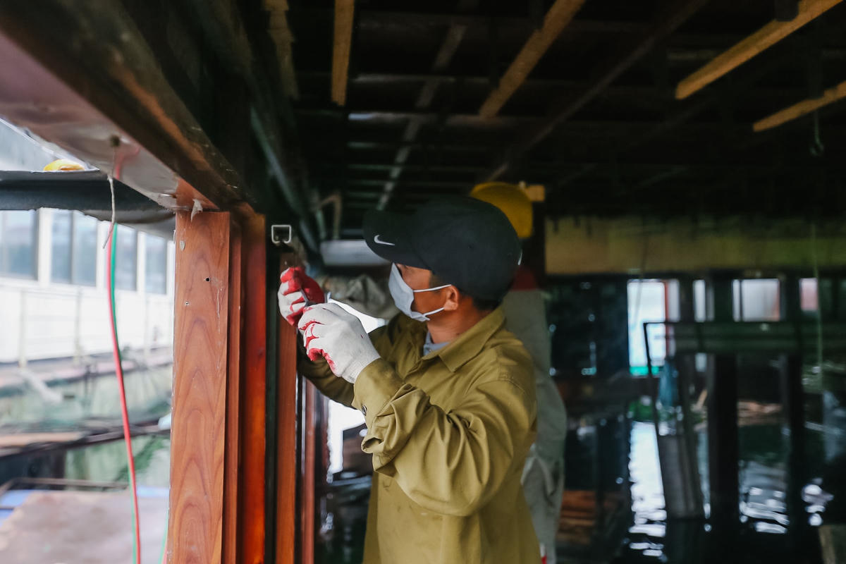 Anh Vũ Mạnh Hùng người phụ trách việc tháo dỡ cho biết: "Chúng tôi bắt đầu tháo dỡ chiếc thuyền này vào ngày 16/11, hiện tại chúng tôi đang thực hiện tháo 2 con thuyền. Dự kiến khoảng 1 tuần chúng tôi sẽ di chuyển xong 2 con thuyền này lên bờ". 
