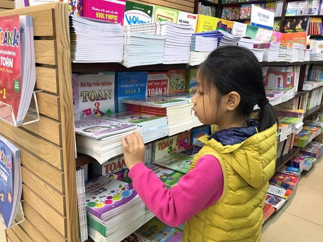 Vẫn khó khi chọn sách giáo khoa. Ảnh: Phạm Quang Vinh.  