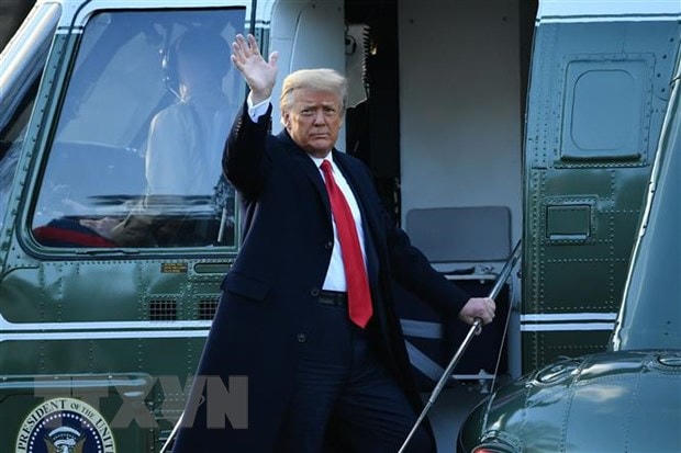 Tổng thống Mỹ Donald Trump lên chuyên cơ Không lực 1 để rời thủ đô Washington ngày 20/1/2021. (Ảnh: AFP/TTXVN).