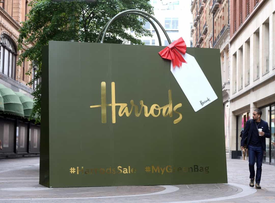 Harrods đã kỷ niệm đợt giảm giá mùa hè 2016 của họ bằng một tác phẩm điêu khắc túi 3D khổng lồ.  