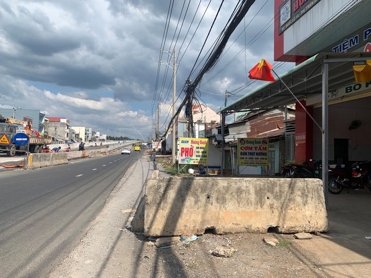 Quán phở với 30 năm kinh doanh trở nên ế ẩm vì việc thi công chậm chạp của công trình.