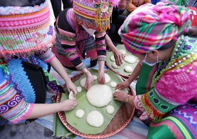Trong khuôn khổ Ngày hội Văn hóa dân tộc Mông lần thứ III tại tỉnh Lai Châu năm 2021, sáng 24/12 đã diễn ra lễ hội thi giã bánh giầy, một trong những hoạt động đặc sắc của văn hóa dân tộc Mông. Ảnh: TTXVN.