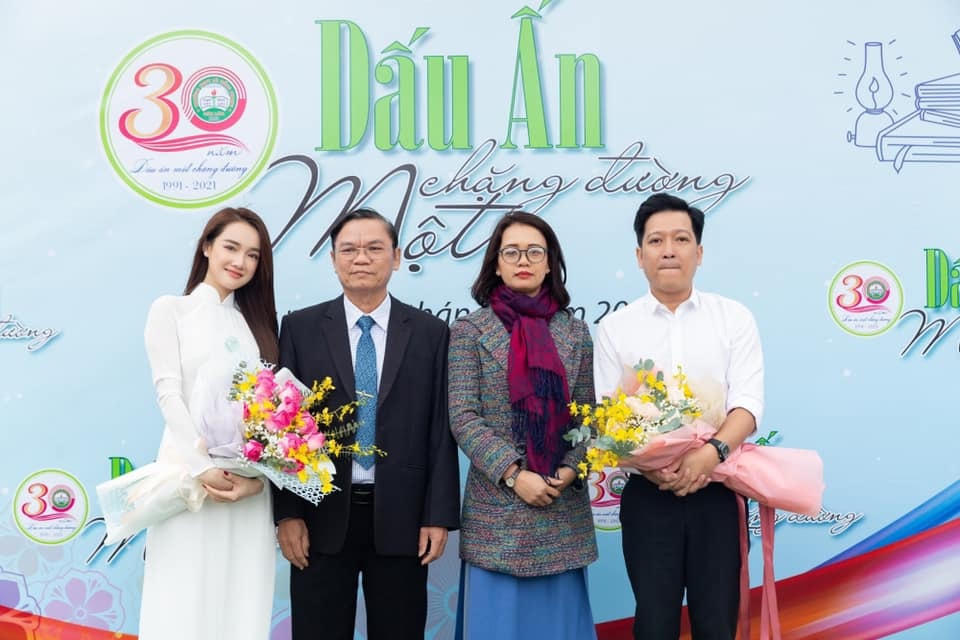 Nhã Phương rủ ông xã Trường Giang về thăm trường cũ tại Trường THPT Lê Hồng Phong, Đắk Lắk.  