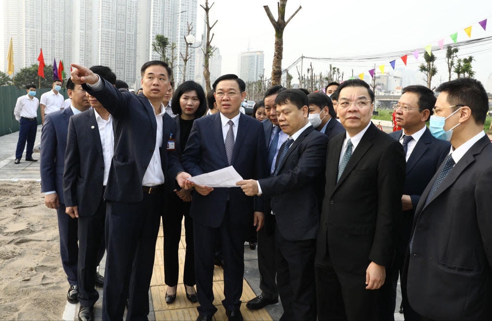 Bí thư Thành ủy Hà Nội Vương Đình Huệ nghe giới thiệu về dự án.
