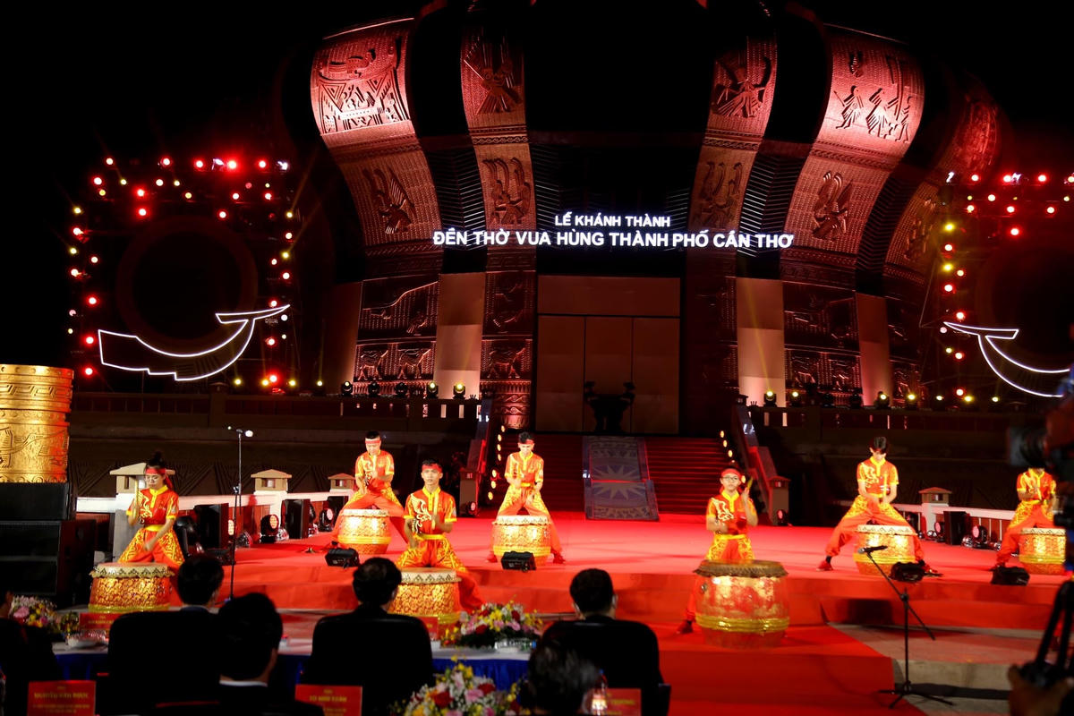 Đền thờ Vua Hùng ở Cần Thơ ngày khánh thành. 